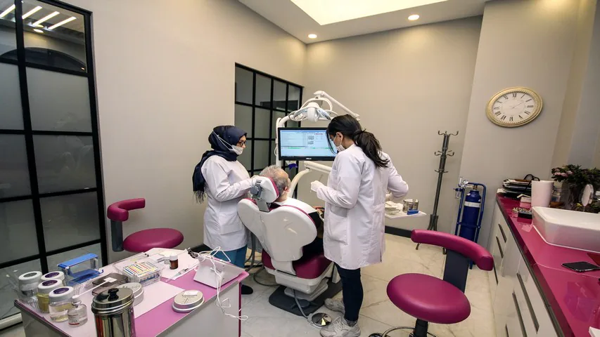 أطباء الأسنان أثناء العلاج | Dent Elitium