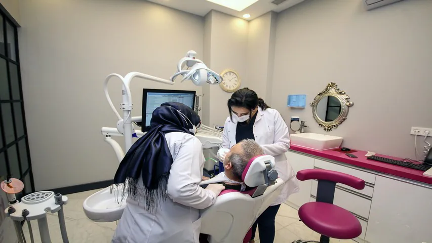أطباء الأسنان أثناء العلاج | Dent Elitium