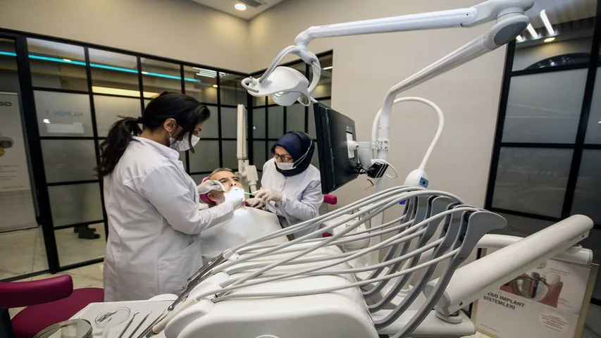 أطباء الأسنان أثناء العلاج | Dent Elitium