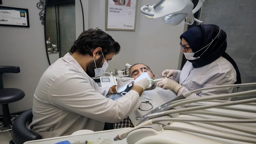 أطباء الأسنان أثناء العلاج | Dent Elitium