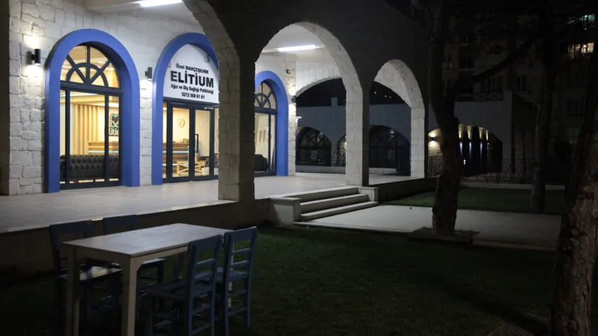 مبنى العيادة ليلًا | Dent Elitium